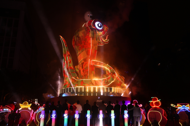 台北燈節2日晚間於西門町盛大開幕，13公尺高的主燈「福蛇豆豆」結合在地潮流的創新設計和繽紛燈光展現吉祥與活力，為今年燈節揭開序幕。（鄧博仁攝）