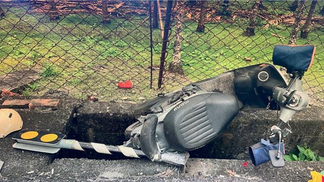 屏东66岁常姓老妇骑机车遭汽车追撞衝入水沟，当场OHCA，所幸送医后救回一命。（警方提供／谢佳潾屏东传真）