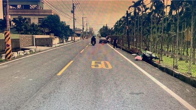 屏东66岁常姓老妇骑机车遭汽车追撞衝入水沟，当场OHCA，所幸送医后救回一命。（警方提供／谢佳潾屏东传真）