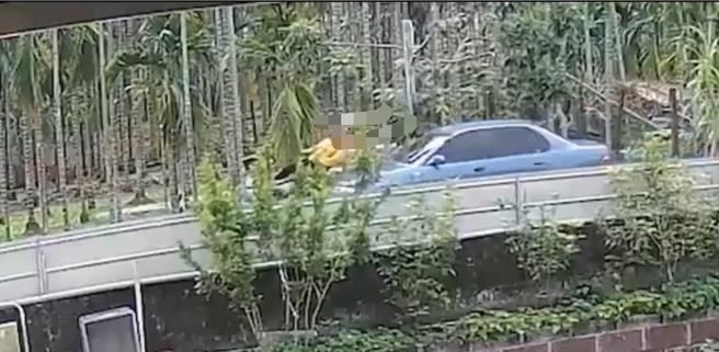 屏东66岁常姓老妇骑机车遭汽车追撞衝入水沟，当场OHCA，所幸送医后救回一命。（警方提供／谢佳潾屏东传真）