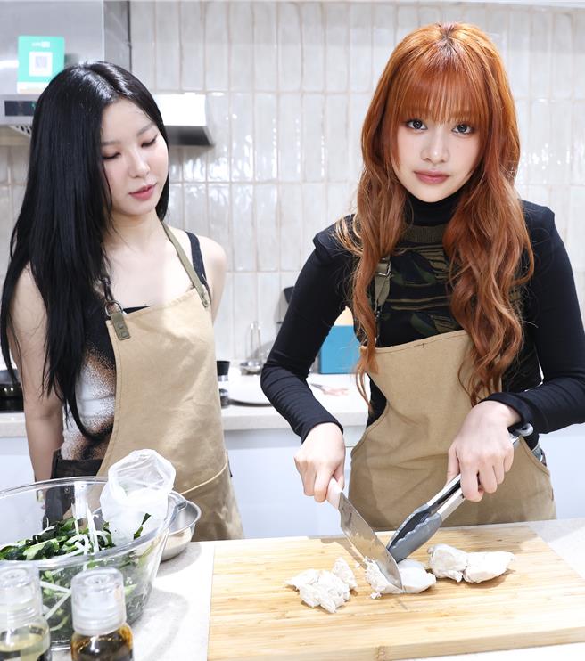 NICO幫忙把水煮雞胸肉切丁，AYEON在旁督導。（陳俊吉攝