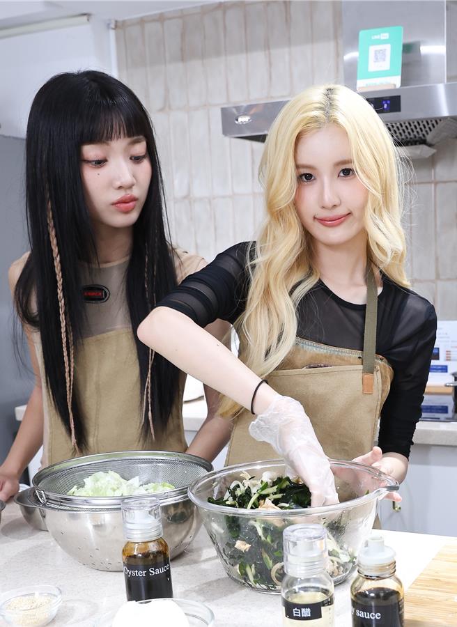 毓把海帶、洋蔥跟小黃瓜，加入醬油、白醋、味醂等調味料拌勻，左為采甄。（陳俊吉攝）