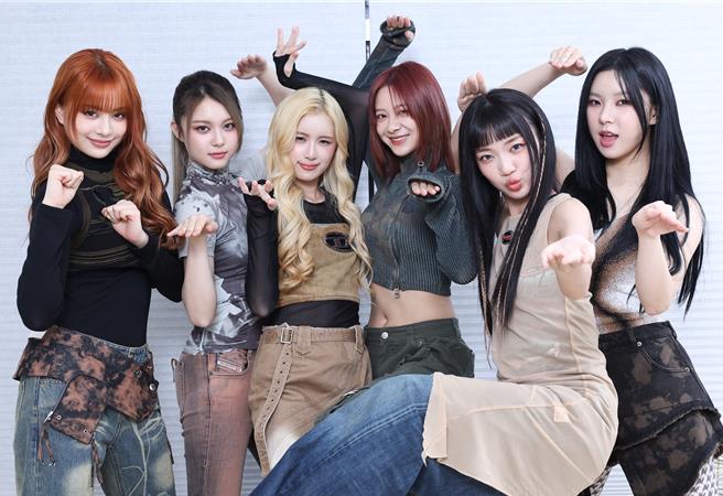 幻藍小熊期許蛇年更上一層樓，左起NICO、許媛媛、毓、XXIN、采甄、AYEON。（陳俊吉攝）