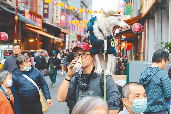 根据中央气象署预报，受强烈大陆冷气团影响，开工日全台将明显降温，愈晚愈冷，部分地区可能出现10度以下低温。图为民眾昨日把握好天气出游。（郭吉铨摄）