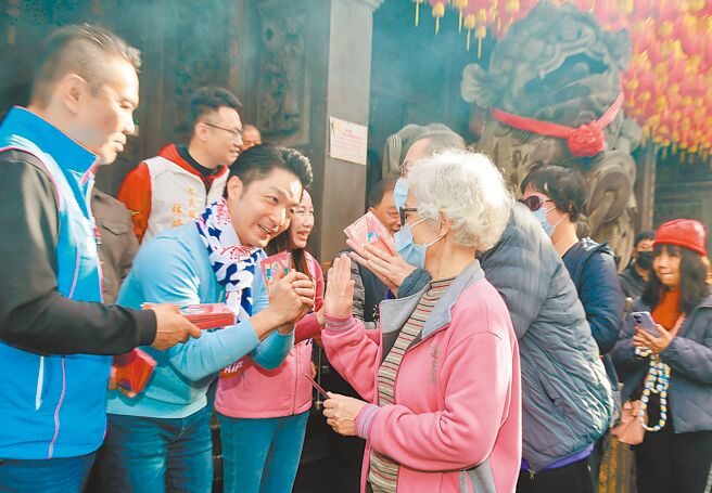大年初四迎财神，台北市长蒋万安（左二）1日前往士林区慈諴宫祈福、向民眾拜年，祈愿国泰民安、风调雨顺，祝福大家金蛇年「蛇马龙鹤」什么都好。（郭吉铨摄）
