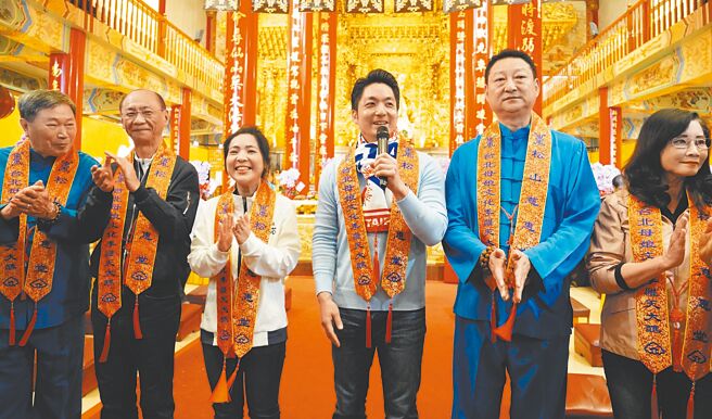 台北市长蒋万安（右三）1日走春行程来到信义区松山慈惠堂，蓝营立委徐巧芯（右四）一同出席参拜。（台北市政府提供／张珈瑄台北传真）