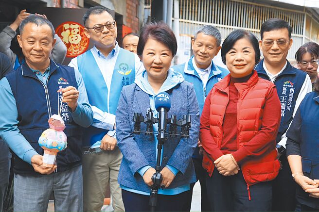 台中市蓝绿8立委身陷大罢免潮，市长卢秀燕（中）于26日到西区慰问街友时表示，8位立委不论蓝绿都很优秀，做得很好、很辛苦，她虽不是立委但是见证人，希望大家支持他们。（张妍溱摄）