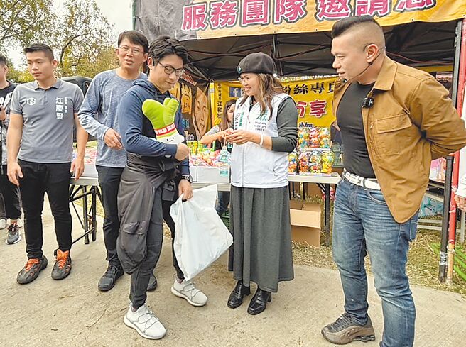 民眾黨代理主席黃國昌（左二）1日到台中十九甲健康公園先與民眾黨立委麥玉珍（右二）及市議員江和樹（右一）發放紅包和燈籠。（馮惠宜攝）