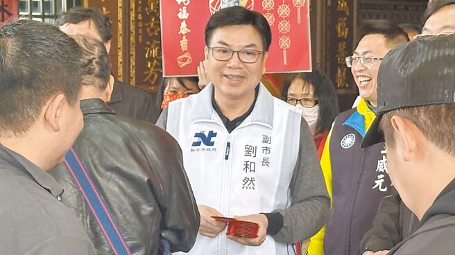 新北市副市長劉和然（中）1日大年初四代替市長侯友宜赴蘆洲湧蓮寺、保和宮、護天宮參拜，祈求平安之餘，也不忘宣傳市政拉抬民眾好感度。（賀培晏攝）