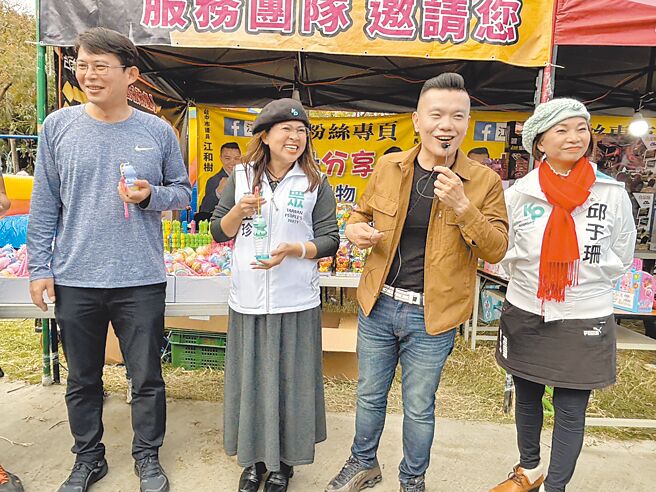 民眾黨代理主席黃國昌（左一）1日到台中走春，趁著黃國昌發小紅包時，台中市議員江和樹（右二）喊話盼黃國昌選台中市長。（馮惠宜攝）