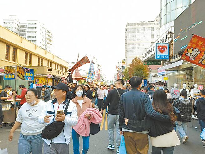 嘉義市文化路春節期間從下午就人潮滿滿。（廖素慧攝）