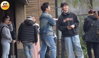 直擊》女團驚遇瘋狂粉絲大鬧現場　BL鮮肉男星帥氣壓倒制伏