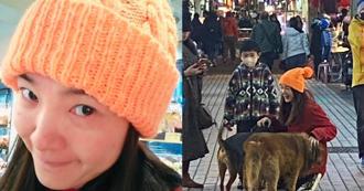 直擊》《周處除三害》女星素顏現身華西街 戴顯眼橘帽狂擼狗