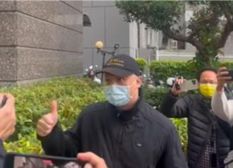 棄戰袍改穿黑夾克詭異比「讚」 五億高中生案夏男報到入監