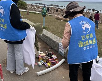 花蓮南濱煙火垃圾、漂流木恐引祝融 環保局攜九河分署商議處置