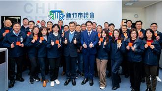 竹市代理市長邱臣遠帶隊走春拜年 送祝福與開運小紅包