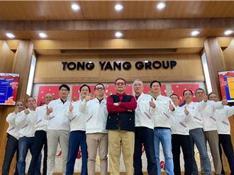 東陽新春團拜 總裁「紅頭髮」驚喜亮相 兌現業績達標承諾