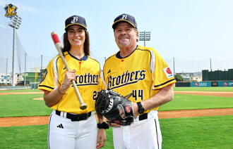 中職》首位女打擊教練莎菈亮相 開訓也入境隨俗拿香拜拜