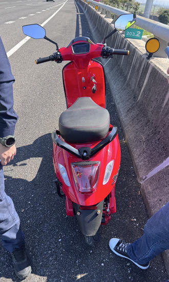 微型电动二轮车误闯国道 男骑士遭拦下开罚