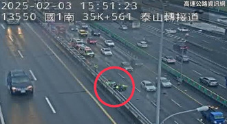 國1南向泰山轉接道「小客車衝撞護欄」 2人噴飛躺車道