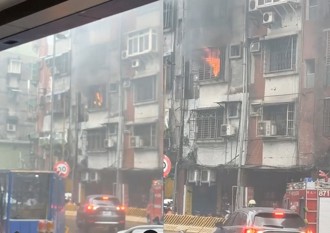 新北公寓窗台竄火舌　起火戶鞭炮聲不斷！住戶驚逃