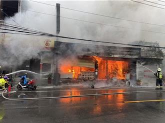 杨梅火锅店开工日竟陷火海 顾客用餐见火势惊逃