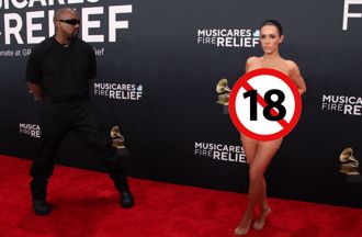 肯爺辣妻走葛萊美獎紅毯 皮草一脫裡頭「三點全露」被請離