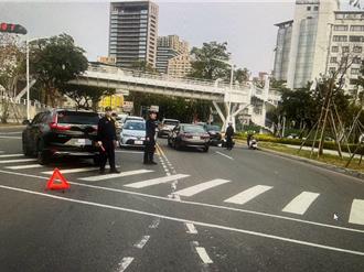 轎車行駛快車道竟違規右轉 無辜女騎車遭撞擊