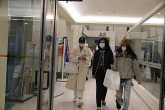 影》陪阿姨大S走完最後一程！小S愛女Lily、許老三低調回台