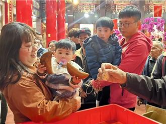 萌幸運！10個月大奶娃擲筊 7聖杯抱回竹山克明宮金牌