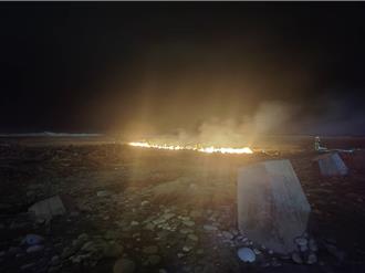 花蓮出海口漂流木大火！ 風大助燃狂燒面積如籃球場