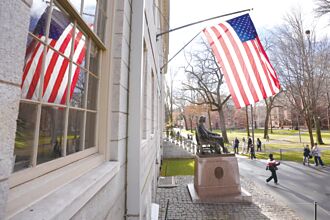 頂尖名校財務拉警報