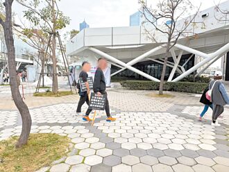 吉伊卡哇盜版攤商 搶生意互毆