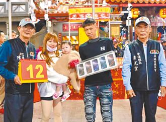 嘉縣 港口宮擲筊賽 2萌娃拿大獎