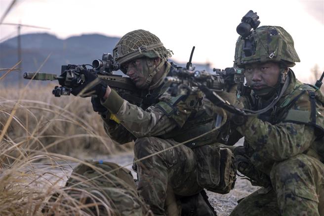 　英军第16空中突击旅（左）与陆自第1空挺团合作，举行「警戒岛屿24」联演。（取自英国国防部网站）