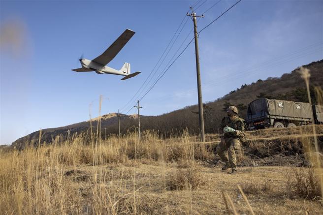 　英军官兵以手掷方式发射「美洲狮」（Puma）无人机，执行情监侦任务。（取自英国国防部网站）