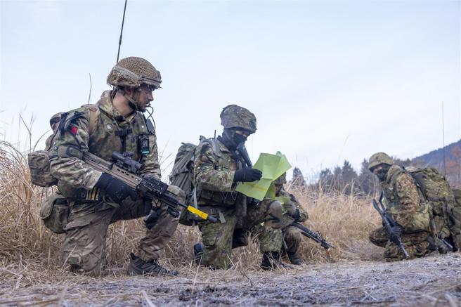 　参演人员进入目标区后，商讨下一阶段任务。（取自英国国防部网站）