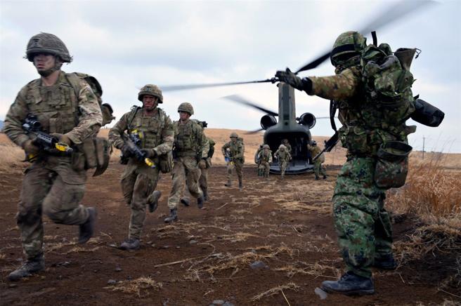 英军官兵从陆自CH-47J直升机跃出，向目标区挺进。（取自陆上自卫队「X」帐号）