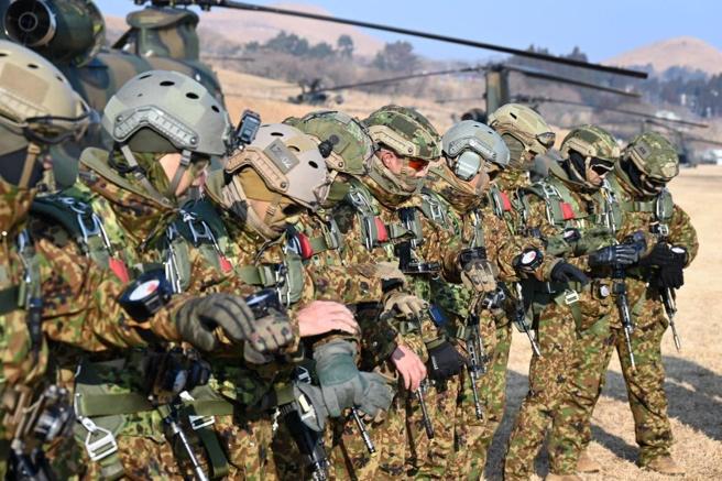 　参演人员检查高度计，为「高跳高拉」（HAHO）课目进行准备。（取自陆上自卫队第1空挺团「X」帐号）