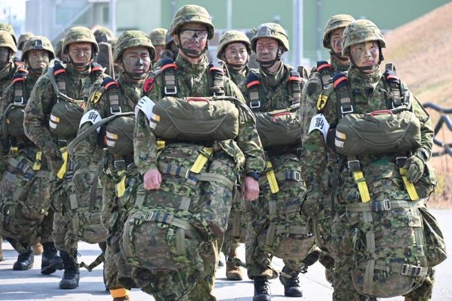 　第1空挺团队员全副武装，准备登上运输机。（取自陆上自卫队第1空挺团「X」帐号）
