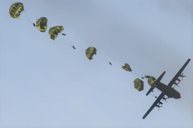 　自卫队员于C-130H运输机跃出后，开伞落入目标区。（取自陆上自卫队第1空挺团「X」帐号）