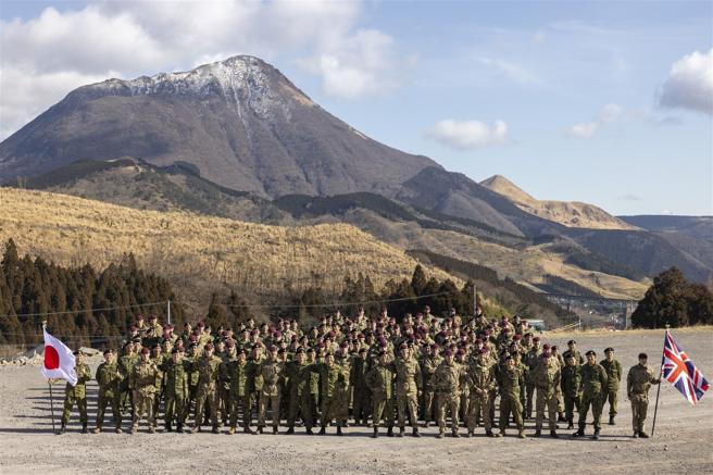 　参演人员在演习场合影，宣示将持续深化安全合作，维护区域稳定。（取自英国国防部网站）
