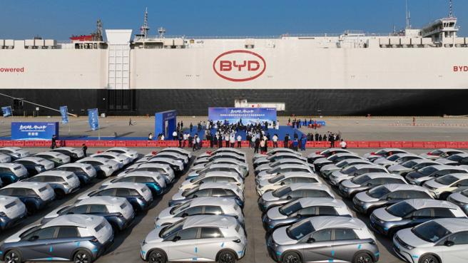 中国企业一路往内陆城市发展，另一路全面布建海外市场。图为中国新能源汽车加速出海催生「国车自运」新机遇。（图／新华社）