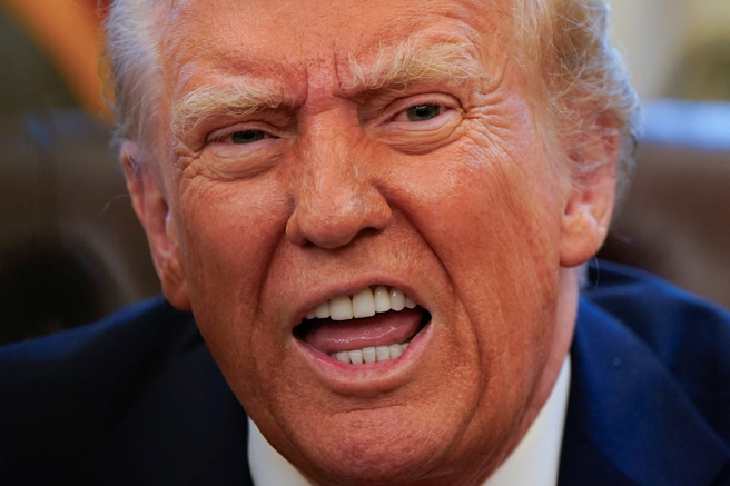 美国总统川普1月30日在白宫椭圆形办公室发表谈话的神情。（路透）