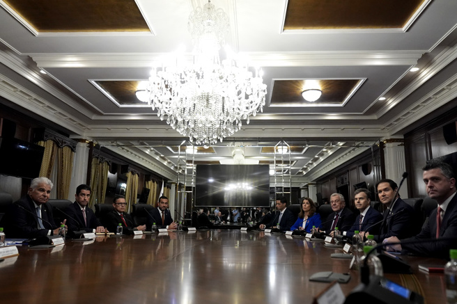 画面为美国国务卿卢比欧2日与巴拿马总统穆里诺（上图左1）会谈。（美联社）