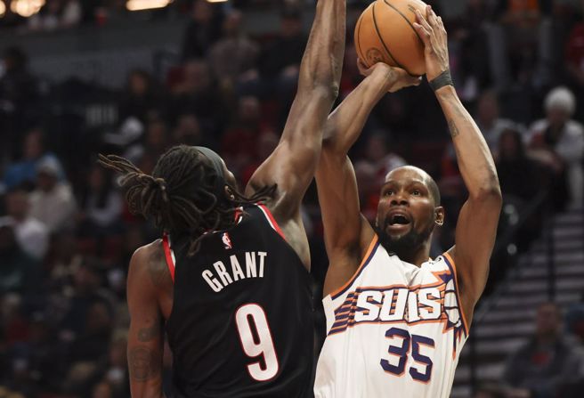 太阳杜兰特跳投，拓荒者格兰特试图封阻。（美联社资料照）