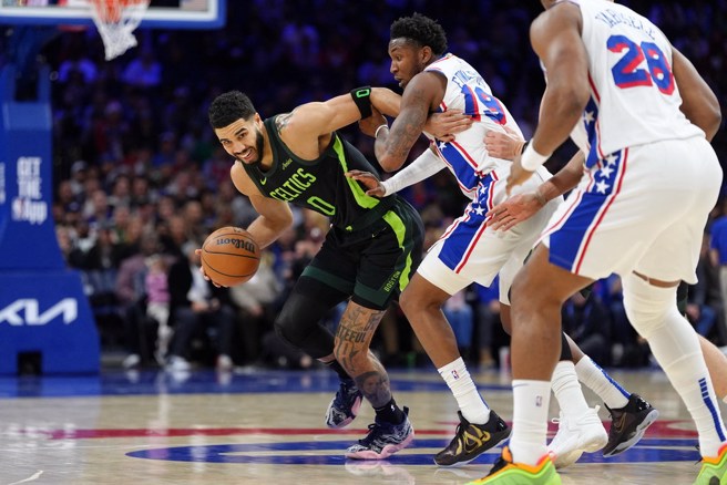 塔图全力摆脱对方纠缠准备持球突破。(路透)