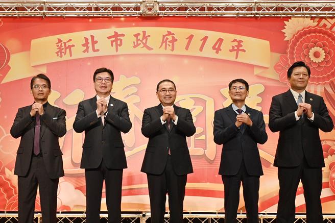 蛇年第一天上班日，新北市長侯友宜偕同劉和然、陳純敬及朱惕之3位副市長向全體市府同仁祝賀、拜晚年。（高鈞麟攝）