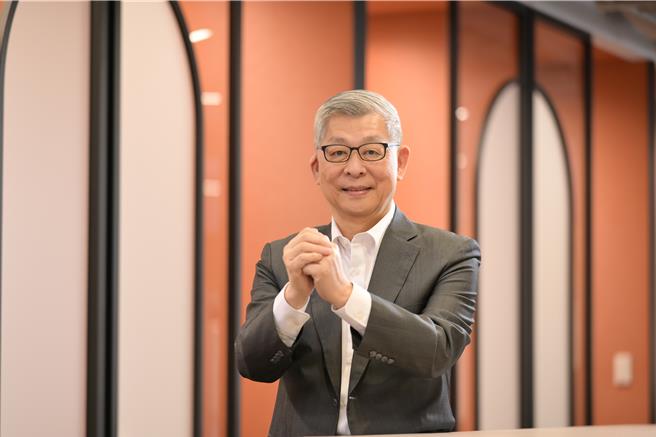 AI激化差異，國泰金董事長蔡宏圖期勉同仁，加速金融數位轉型、掌握AI趨勢，若個人或企業不會運用AI恐面臨被淘汰的威脅。(國泰金提供／洪凱音台北傳真)