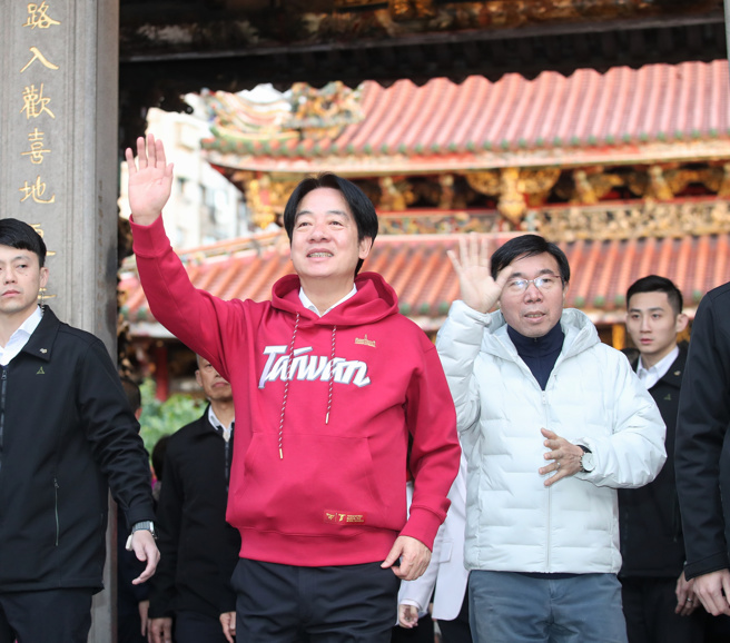 圖為春節年初一時，賴清德總統（中）抵達萬華龍山寺參香祈福國泰民安。（資料照／王英豪攝）